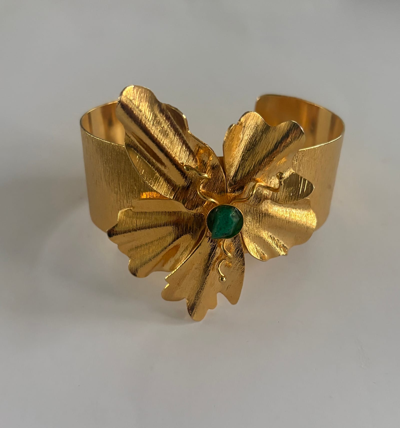 Brazalete flor con piedra verde